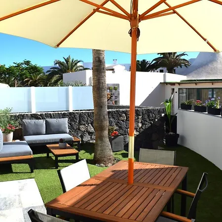 Apartment La Palmera: Beachfront With Pool View Costa Teguise