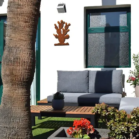 Apartment La Palmera: Beachfront With Pool View *