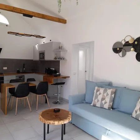 Apartment La Palmera: Beachfront With Pool View Costa Teguise