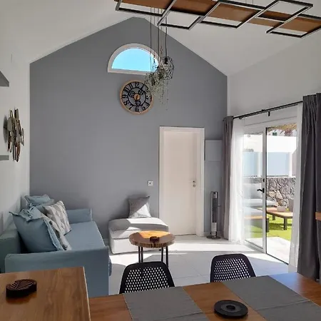 Apartment La Palmera: Beachfront With Pool View *