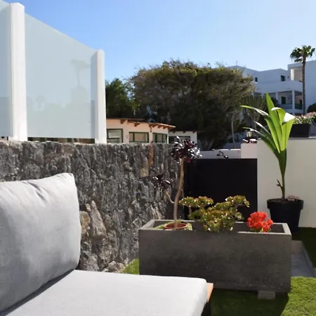 Apartment La Palmera: Beachfront With Pool View Costa Teguise