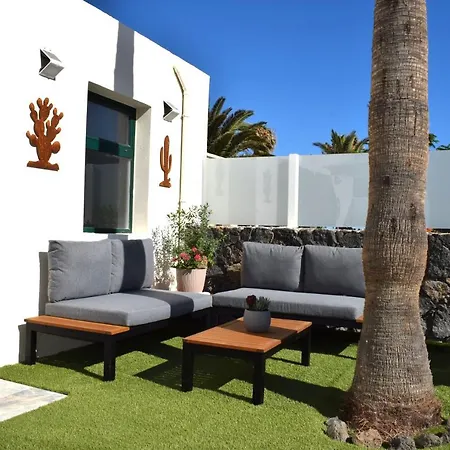 Apartment La Palmera: Beachfront With Pool View *