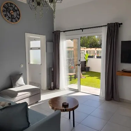 Apartment La Palmera: Beachfront With Pool View *