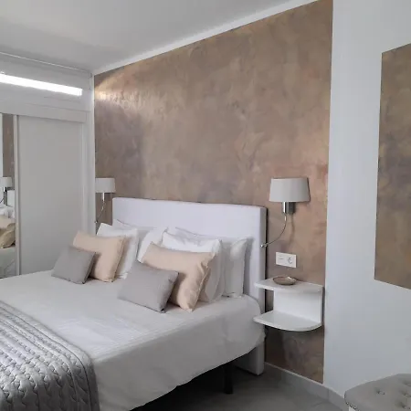 La Palmera: Beachfront With Pool View Apartment *